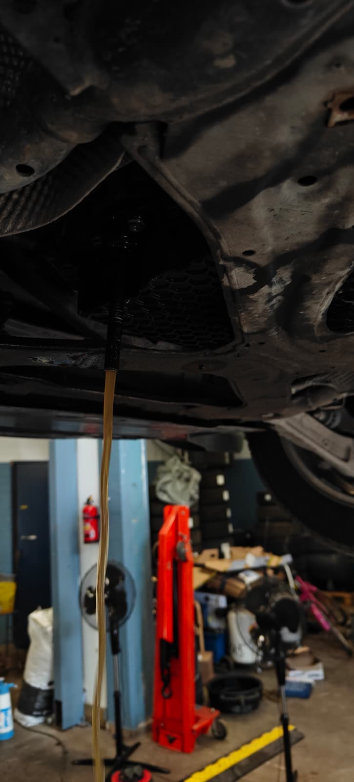 Audi A4 (F4 - B9) 2016 vaihteistoöljyn vaihto ja huuhtelu 2