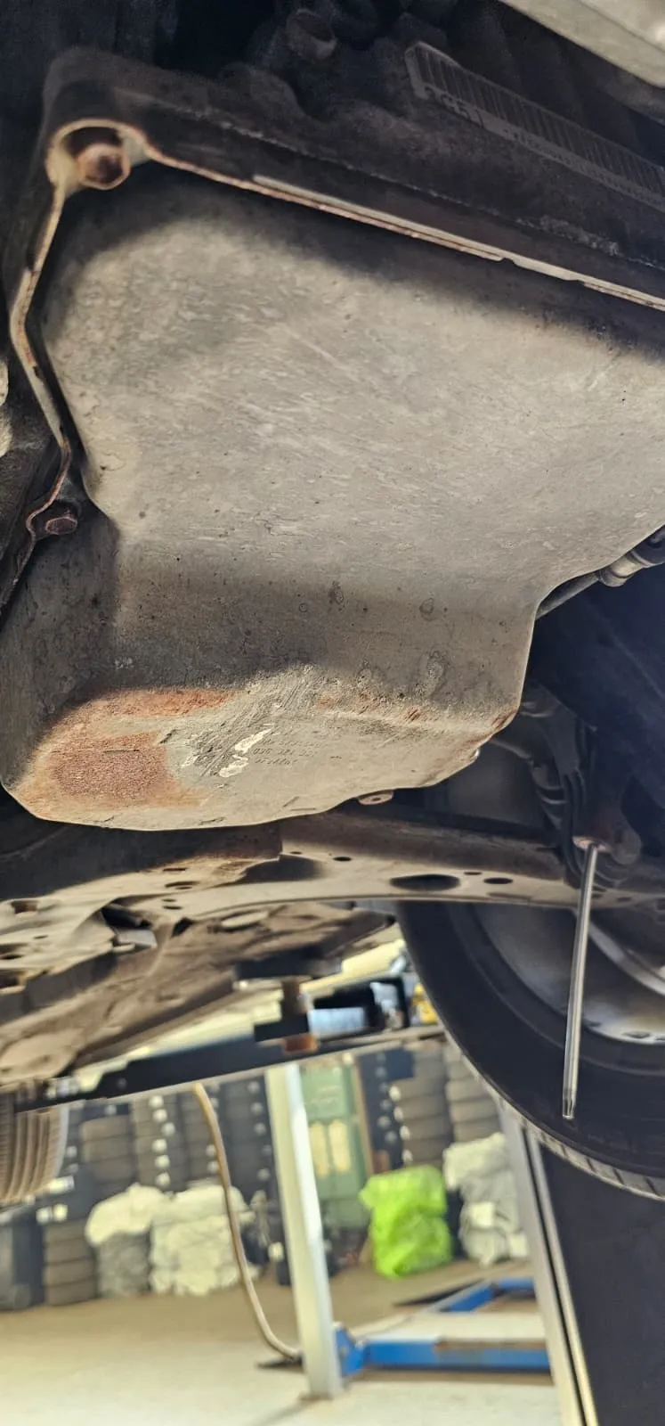 Volkswagen New Beetle 2006 vaihteiston öljypohjan suoristus ja vaihteistoöljyn sekä suodattimen vaihto